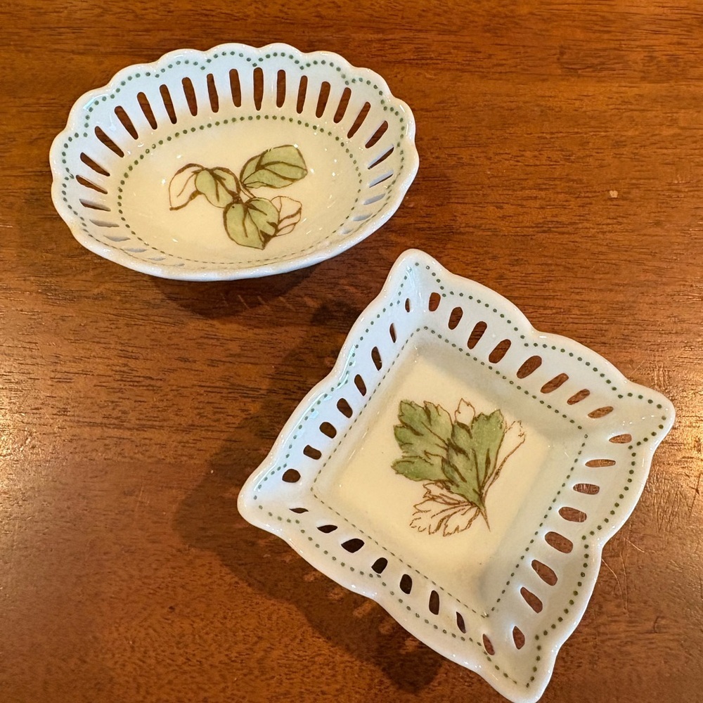 Andrea by Sadek Porcelain Leaf Design Trinket Dishes set of 2